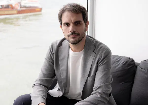 Valerio Vestoso a MOW: &ldquo;Oggi la commedia &egrave; snobbata: il problema &egrave; chi banalizza il pubblico&rdquo;. Intervista totale al regista di &ldquo;Peccato&rdquo;, la serie con Emanuela Fanelli su Hbo Max