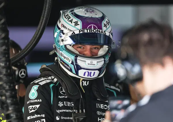 Le fatiche della Mercedes in Malesia spiegate bene da Kimi Antonelli, che prima sbaglia e poi d&agrave; uno schiaffo a George Russell: &ldquo;La pista non aiuta, ma in gara sar&agrave; meglio&rdquo;