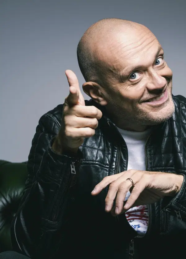 Max Pezzali ha rotto il cazzo? Andiamo ai suoi concerti per dimenticare i mutui: ma il sequel quando ce lo canta? 