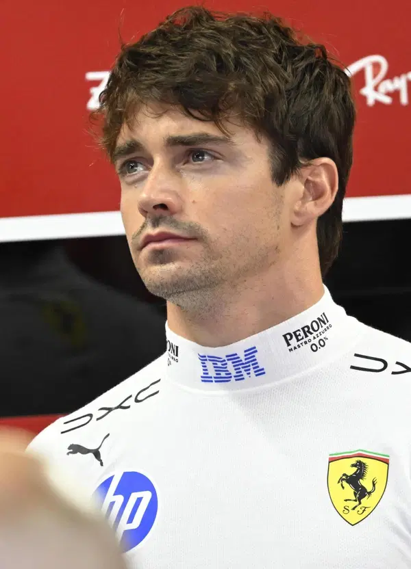 &ldquo;Dobbiamo fare come Red Bull&rdquo;: Charles Leclerc bacchetta Ferrari dopo Sepang, poi rimane fregato dal suo volo (e il viaggio verso Singapore diventa un&rsquo;Odissea)