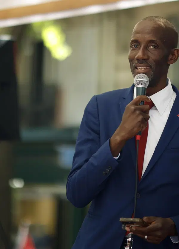 Chi &egrave; Bally Bagayoko, il sindaco di Saint-Denis in prima linea con gli studenti nella protesta di Parigi (e che sogna di unire la sinistra francese attorno a Melenchon)  