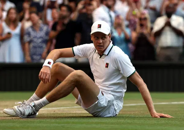 Jannik Sinner ha dovuto mollare, niente pi&ugrave; tennis fino al recupero