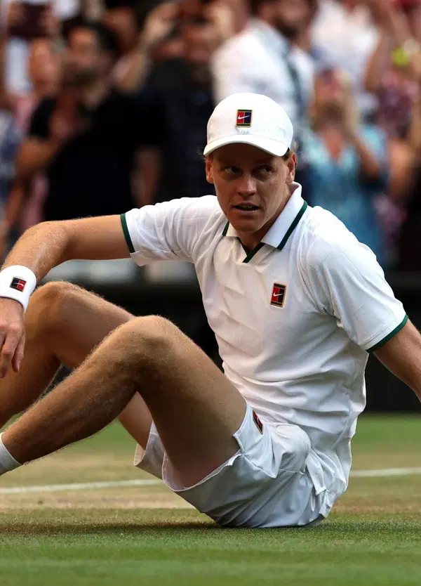 Jannik Sinner ha dovuto mollare, niente pi&ugrave; tennis per il 2026 fino al recupero. Ecco perch&eacute; ha fatto bene e come lo sport riduce i suoi atleti