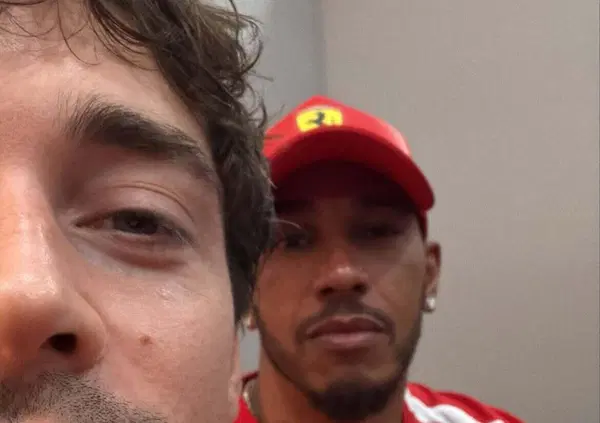 La cosa pi&ugrave; bella che vedrete a Singapore? Hamilton e Leclerc che si prendono i social della Ferrari scatenando il panico (e ragalandoci pure un tour a sorpresa)