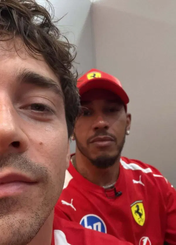 La cosa pi&ugrave; bella che vedrete a Singapore? Hamilton e Leclerc che si prendono i social della Ferrari scatenando il panico (e ragalandoci pure un tour a sorpresa)