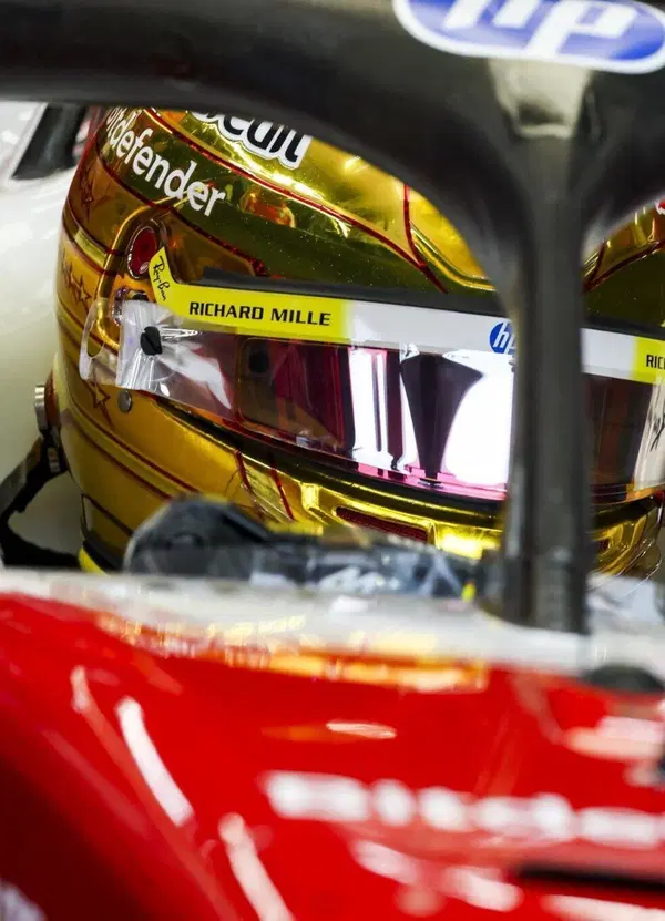 Lewis Hamilton a Singapore infiamma il weekend della Ferrari: &ldquo;Sar&agrave; una sfida, ma voglio rifare la pole del 2018&rdquo;. E per la SF-26, stavolta un vantaggio c&rsquo;&egrave;