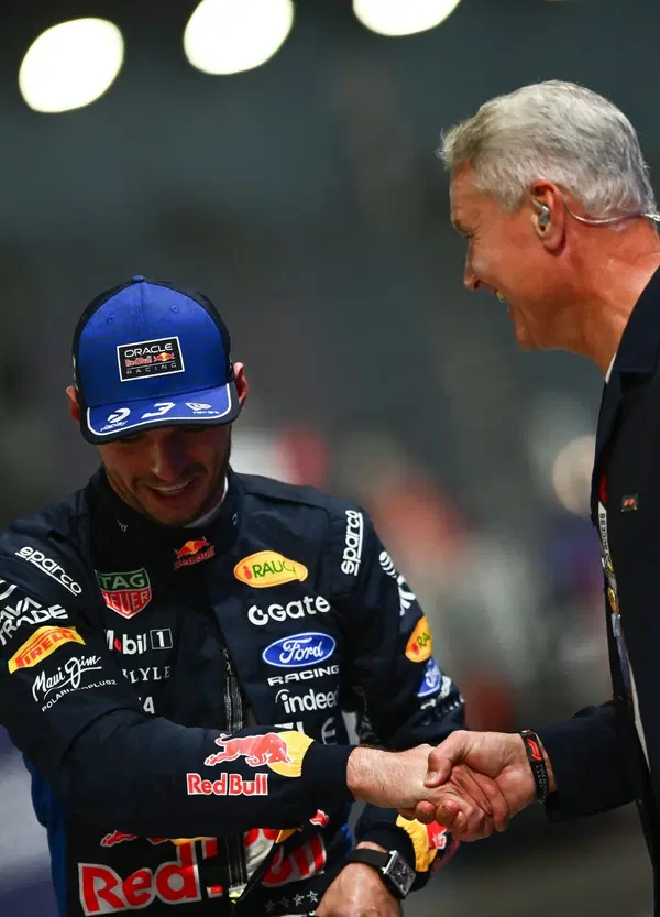 La F1 ci ricasca, qualifiche falsate a Singapore coi piloti che si infuriano: &ldquo;Met&agrave; vetture con pi&ugrave; motore delle altre&rdquo;. E alla fine Verstappen mantiene una pole &ldquo;col giallo&rdquo; (senza penalit&agrave;)