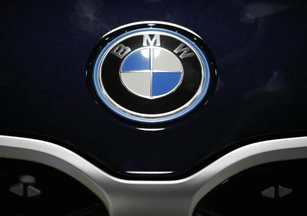 BMW pi&ugrave; antifascista di tutti: in Sassonia sfancu*a Afd (che va a piangere da Musk) e non d&agrave; l'auto di servizio a Rausch