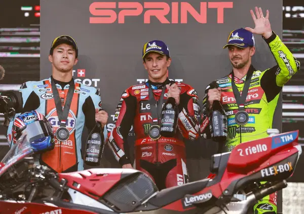 Disastro Aprilia a Mandalika, Marquez in testa al mondiale: Bezzecchi e Fernandez fanno uno zero, Mart&iacute;n soffre la gomma e Marc vince