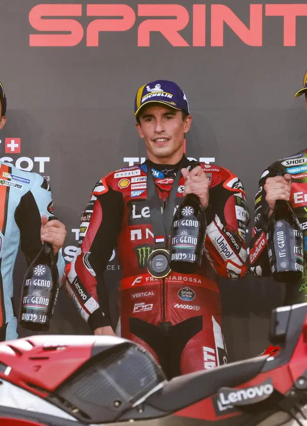 Disastro Aprilia a Mandalika, Marquez in testa al mondiale: Bezzecchi e Fernandez fanno uno zero, Mart&iacute;n soffre la gomma e Marc vince