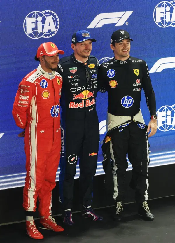 &ldquo;Dobbiamo superarlo in partenza&rdquo;: attenzione, per il GP di Singapore sar&agrave; lotta a fuoco tra Verstappen e le due Ferrari (non come l&rsquo;ultima volta, si spera)