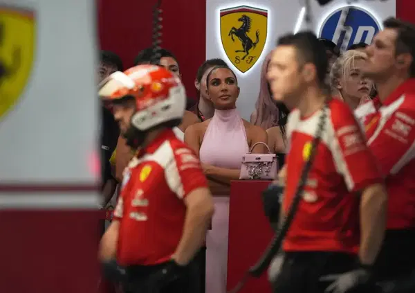 Kim Kardashian a Singapore ce l&rsquo;ha fatta: nessun danno come a Monaco, ma una gufata a Hamilton l&rsquo;ha tirata 
