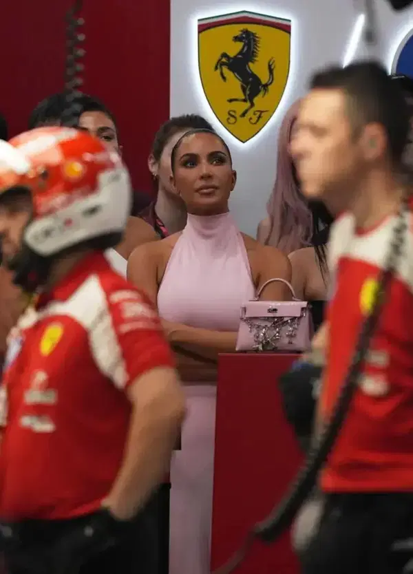 Kim Kardashian a Singapore ce l&rsquo;ha fatta: niente figuracce, ma...
