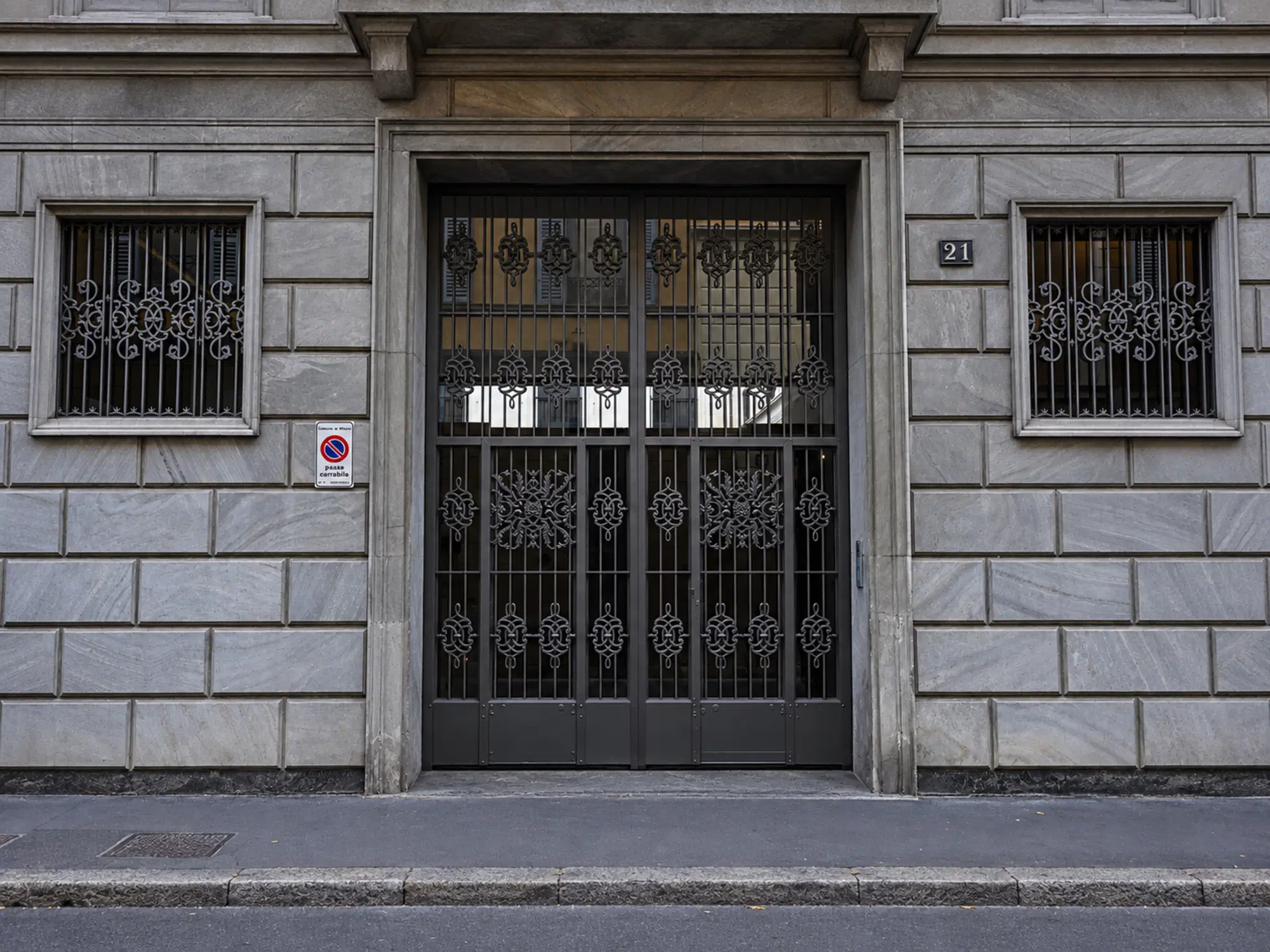 ingresso di Casa Armani in via Borgonuovo 21
