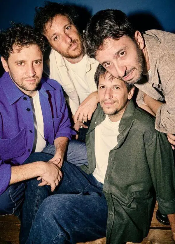 Eugenio in Via Di Gioia: &ldquo;La musica indie &egrave; la vera resistenza&rdquo;. Intervista totale alla band che lancia il nuovo EP &ldquo;N OI&rdquo;: &ldquo;Basta contare streams e follower&rdquo;
