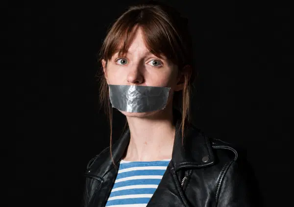 Sally Rooney non potr&agrave; pi&ugrave; vendere i suoi libri nel Regno Unito perch&eacute; pro-Pal, quindi leggete Sally Rooney