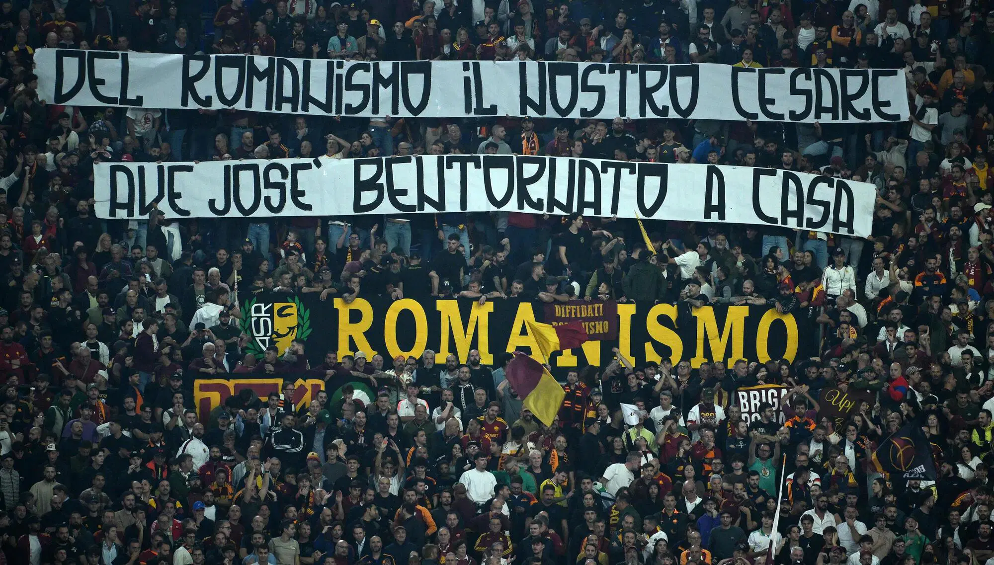 Uno degli striscioni della curva Sud per lo Special One