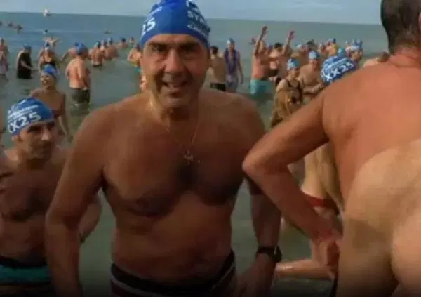 Vannacci contro la Bernarda fa a gara di testosterone con Renzi e rilancia la nuotata in Sardegna, ma lo sa come diventano i testicoli con l'acqua fredda? Consigli pratici per il Generale del patriarcato mediterraneo