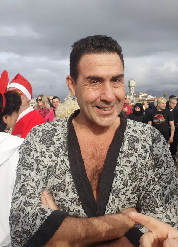 Vannacci contro la Bernarda fa a gara di testosterone con Renzi e rilancia la nuotata in Sardegna, ma lo sa come diventano i testicoli con l'acqua fredda? Consigli pratici per il Generale del patriarcato mediterraneo