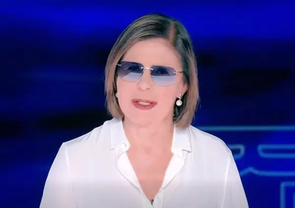 Ma perch&eacute; la Berlinguer conduce con gli occhiali da sole? Ecco cosa c&rsquo;&egrave; dietro il look da techno diva