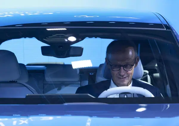 L'arma di BMW contro la Cina &egrave; un'auto elettrica? Tutto sulla nuova iX4 Suv (da 72mila euro) che promette pi&ugrave; autonomia di Tesla Model Y e ricariche super rapide