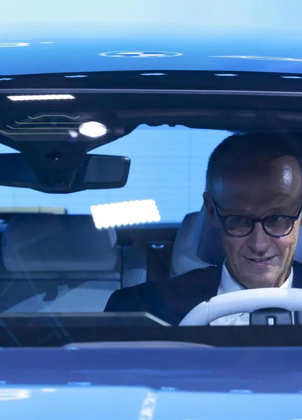 L'arma di BMW contro la Cina &egrave; un'auto elettrica? Tutto sulla nuova iX4 Suv (da 72mila euro) che promette pi&ugrave; autonomia di Tesla Model Y e ricariche super rapide
