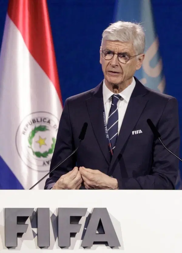 Quanto sarebbe figo Wenger alla guida della Fifa? Gli assalti frontali a Infantino sono cominciati