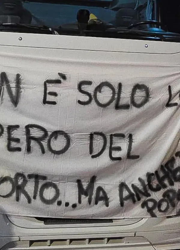 Se per farsi sentire bisogna spaccare tutto perch&eacute; vi stupite? Ma la verit&agrave; &egrave; che sono le manifestazioni pacifiche al Sud a fare pi&ugrave; paura al governo Meloni, ecco perch&eacute;