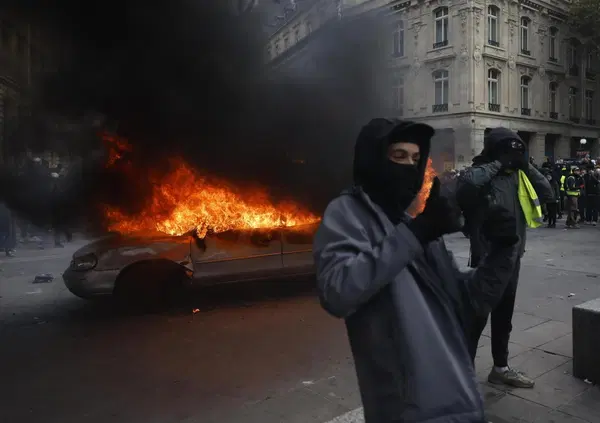 Altro che proteste studentesche. In Francia &egrave; scoppiata la guerra civile e non ce ne siamo accorti. Le banlieue, l'ombra araba e le ingerenze russe: ecco chi vuole spezzare Parigi per prendersi l'Europa