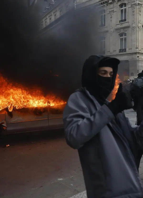 Altro che proteste studentesche. In Francia &egrave; scoppiata la guerra civile e non ce ne siamo accorti. Le banlieue, l'ombra araba e le ingerenze russe: ecco chi vuole spezzare Parigi per prendersi l'Europa