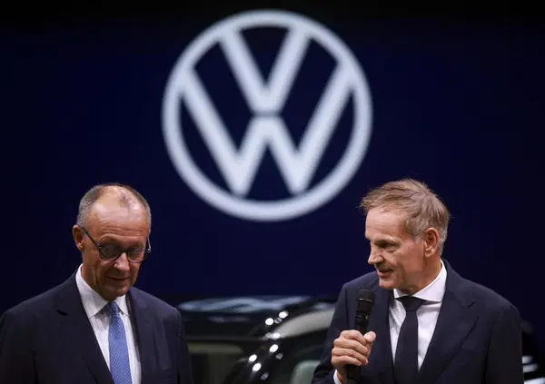 Ma la Volkswagen che minc*ia fa? La decisione storica sugli stipendi di tutti i dipendenti nel mondo &egrave; un segnale bruttissimo per l'automotive europea