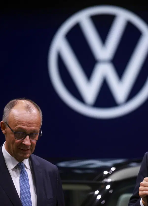 Ma la Volkswagen che minc*ia fa? La decisione storica sugli stipendi di tutti i dipendenti nel mondo &egrave; un segnale bruttissimo per l'automotive europea