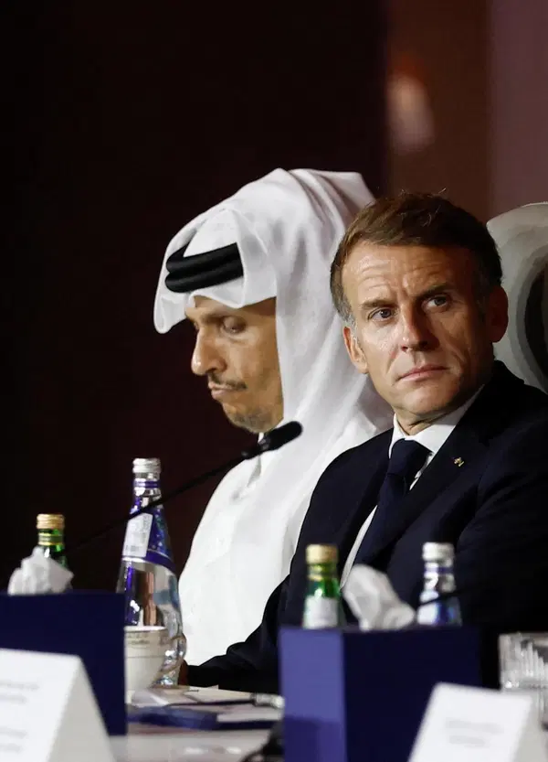 Altro che energia e carburante. Macron &egrave; volato nel Golfo per chiedere alle petromonarchie di smettere di alimentare il caos in Francia