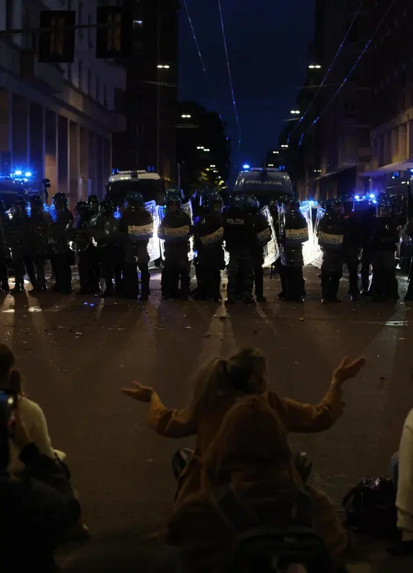 Idranti sull&rsquo;ambulanza, manganelli in testa e lacrimogeni: vi raccontiamo gli scontri di Bologna