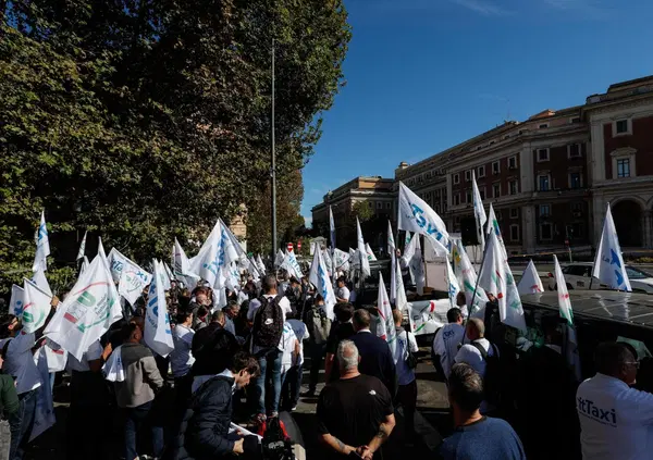 E ora per Meloni sono cazzi! Dopo i camionisti del Sud tocca ai tassisti in sciopero per il caro carburante (ma non erano una categoria protetta dalla destra?)