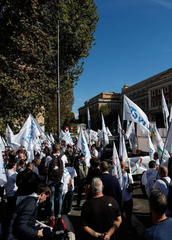 E ora per Meloni sono cazzi! Dopo i camionisti del Sud tocca ai tassisti in sciopero per il caro carburante (ma non erano una categoria protetta dalla destra?)