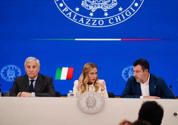 Ma cosa ha detto Giorgia Meloni nella conferenza stampa di ieri? Ha sfanculato la Lega sull'Ucraina, si &egrave; scusata (ma non troppo) su Siher e ha provato a rispondere sul carovita. Ecco come