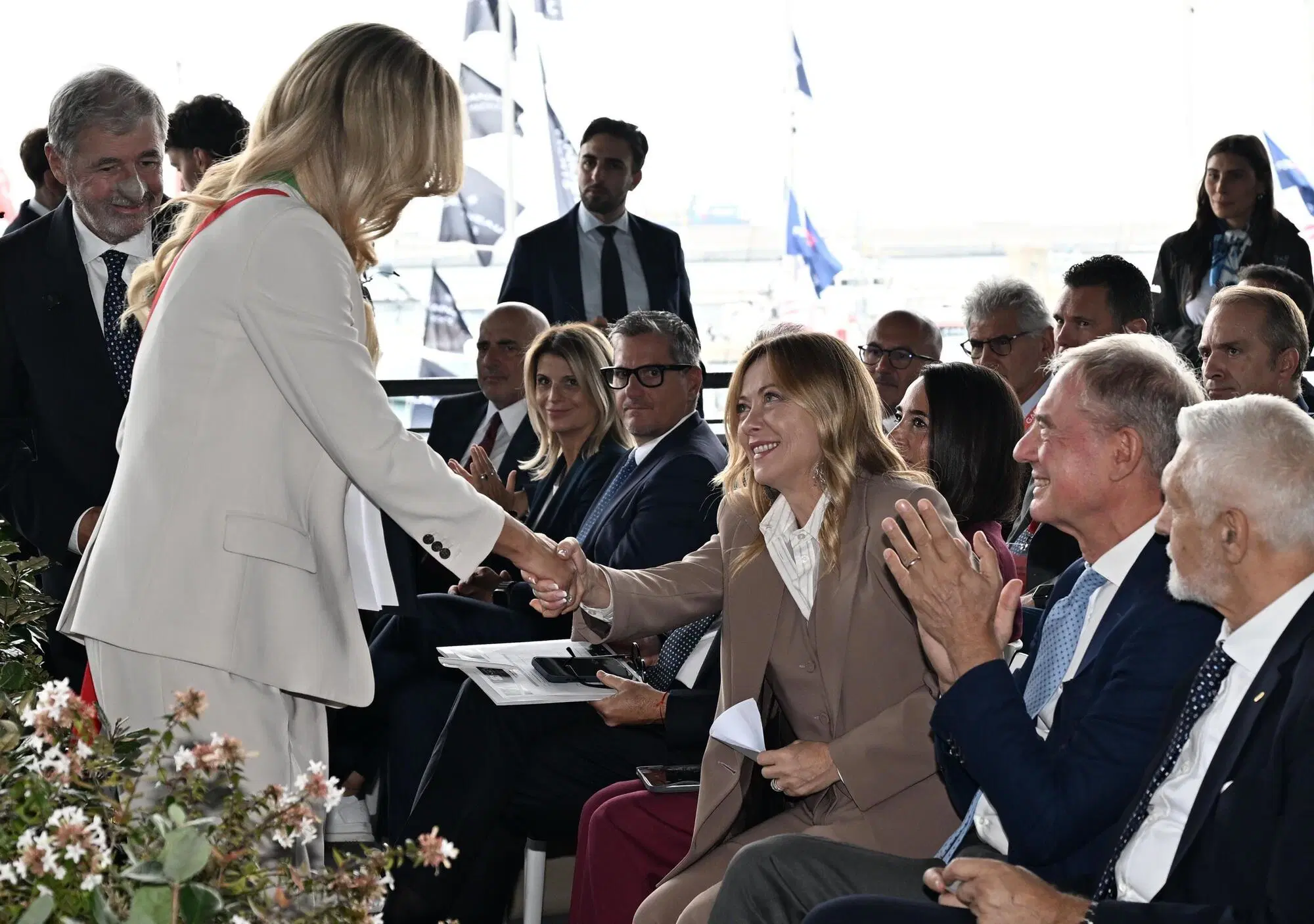 Silvia Salis stringe la mano a Giorgia Meloni al Salone Nautico 2026