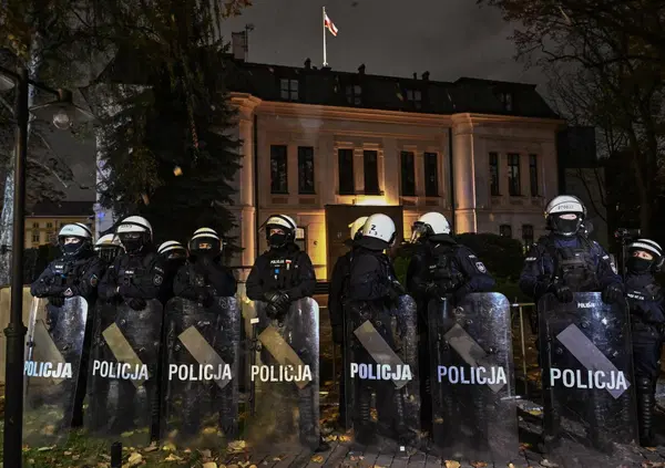 Che sta succedendo in Polonia? Le voci sul colpo di Stato, lo scontro sui giudici e la scommessa del premier Tusk: tutto quello che sappiamo 