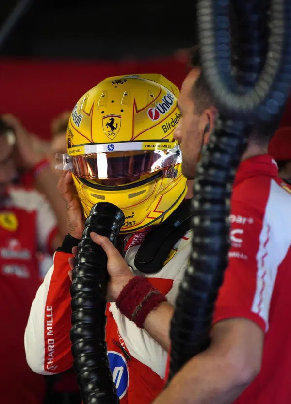 Ma in Ferrari, prima di parlare ai media lo fanno un briefing? A sentire Hamilton e Vasseur in Messico, no (menomale che li salva la pista)